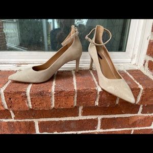 Tahari light grey heels
